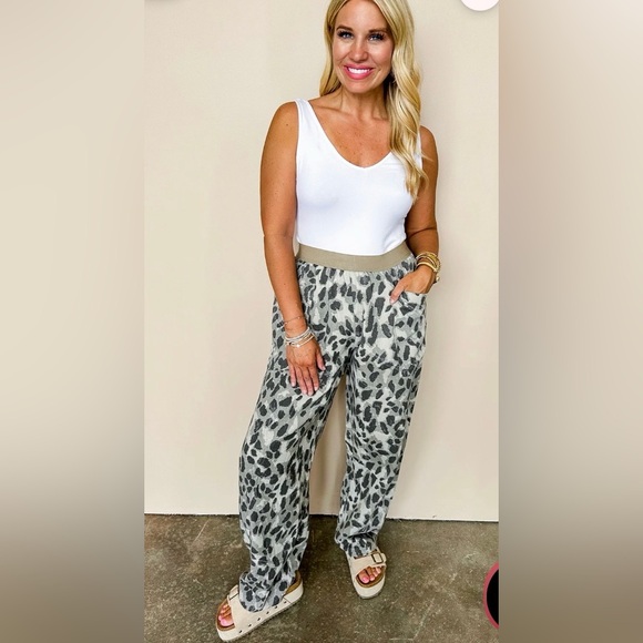 Sew In Love Gray Leopard Print Wide Leg Pant. 3x - Picture 2 of 3